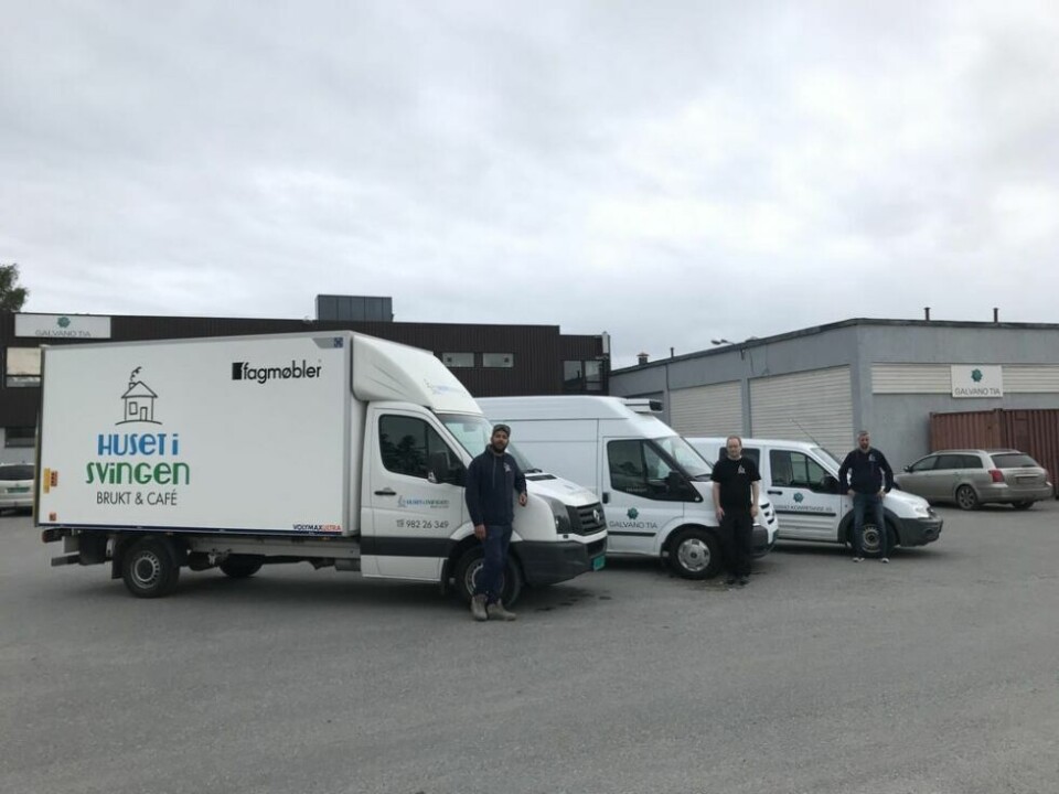 NYANSKAFFELSE. Flyttebilen til venstre er siste investering for Huset i Svingen, som nå har startet opp flyttebyrå som en del av driften. Fra venstre Anwar Boudarou, Espen Schjelderup og Stein Helge Enoksen som både kjører flyttelass og som jobber i mottaket av bruktmøbler. NYANSKAFFELSE. Flyttebilen til venstre er siste investering for Huset i Svingen, som nå har startet opp flyttebyrå som en del av driften. Fra venstre Anwar Boudarou, Espen Schjelderup og Stein Helge Enoksen som både kjører flyttelass og som jobber i mottaket av bruktmøbler. Foto: Maria Edvardsen