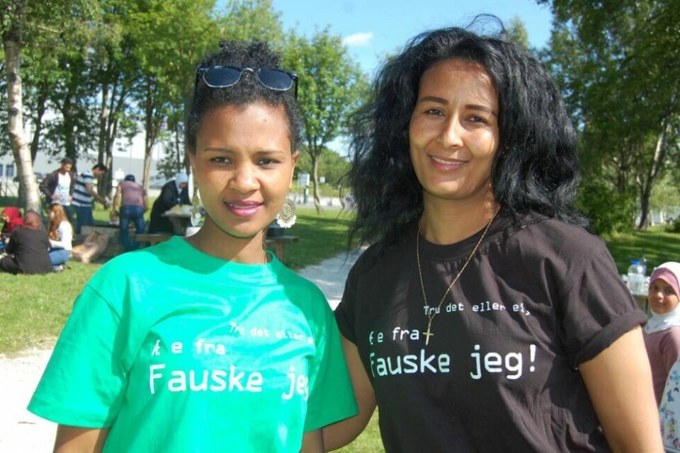 STOLTE. Letina Abraham (t.v.) og Seba Beraki har bare godt å si om andre fauskeværinger, og ser på seg selv som stolte fauskeværinger. STOLTE. Letina Abraham (t.v.) og Seba Beraki har bare godt å si om andre fauskeværinger, og ser på seg selv som stolte fauskeværinger. Foto: Stig Bjørnar Karlsen
