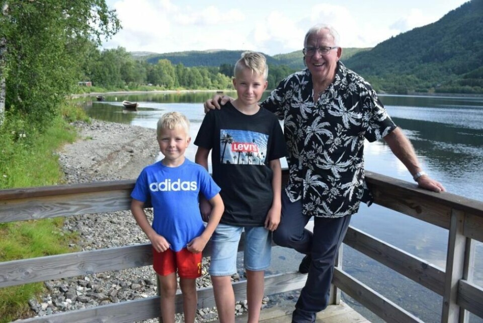 GODE HJELPERE. Sven-Åke Hagen, som eier Finnvali naturpark i Vesterli, har hatt besøk av barnebarna Theo (7) og Tobias Kristoffersen (13) fra Rognan. De hjelper gjerne til med gressklipping og annet arbeid. GODE HJELPERE. Sven-Åke Hagen, som eier Finnvali naturpark i Vesterli, har hatt besøk av barnebarna Theo (7) og Tobias Kristoffersen (13) fra Rognan. De hjelper gjerne til med gressklipping og annet arbeid. Foto: Eva S. Winther