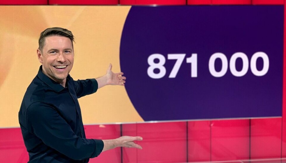 HURRA: Det ble én bom, men programleder Reidar Buskenes kunne likevel sende gratulasjoner til mannen fra Sørfold i Nordland. HURRA: Det ble én bom, men programleder Reidar Buskenes kunne likevel sende gratulasjoner til mannen fra Sørfold i Nordland. Foto: Pernille Storholm Skaret