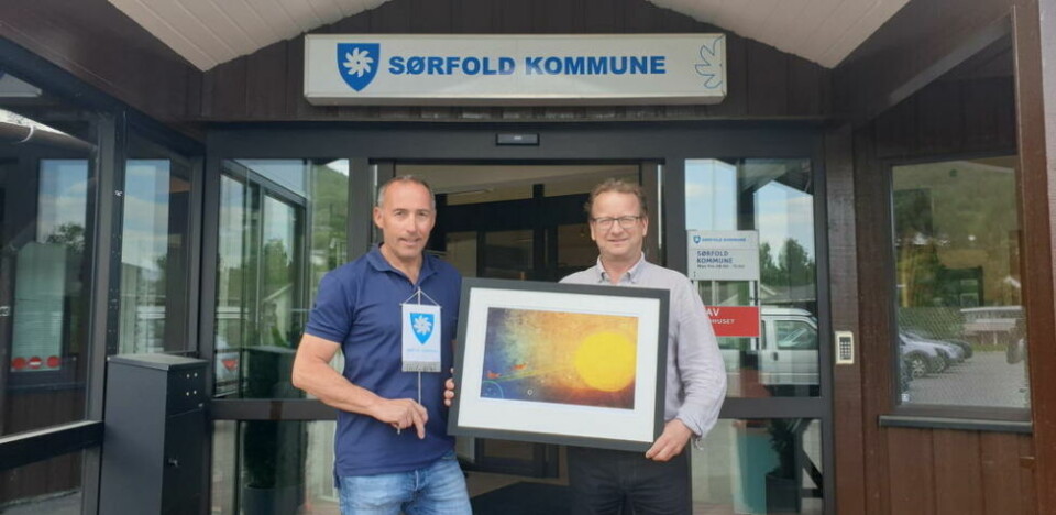 UT I ROMMET. Varaordfører Sten Robert Hansen (t.v.) og ordfører Gisle Hansen med bildet som de ga til astronautkandidat Nima Shahinian, og et bordflagg med kommunevåpenet på. UT I ROMMET. Varaordfører Sten Robert Hansen (t.v.) og ordfører Gisle Hansen med bildet som de ga til astronautkandidat Nima Shahinian, og et bordflagg med kommunevåpenet på. Foto: Bjørnar Pettersen