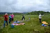 YOGA I DET FRI. Kristin Kristensen, Veronica Johansen, Anabell Johansen og Hilde Hansen ble med på yogatime på Jakobsbakken søndag. Linn Synnøve Nomann Godtfredsen er instruktør til høyre. Foto: Sylvia Bredal