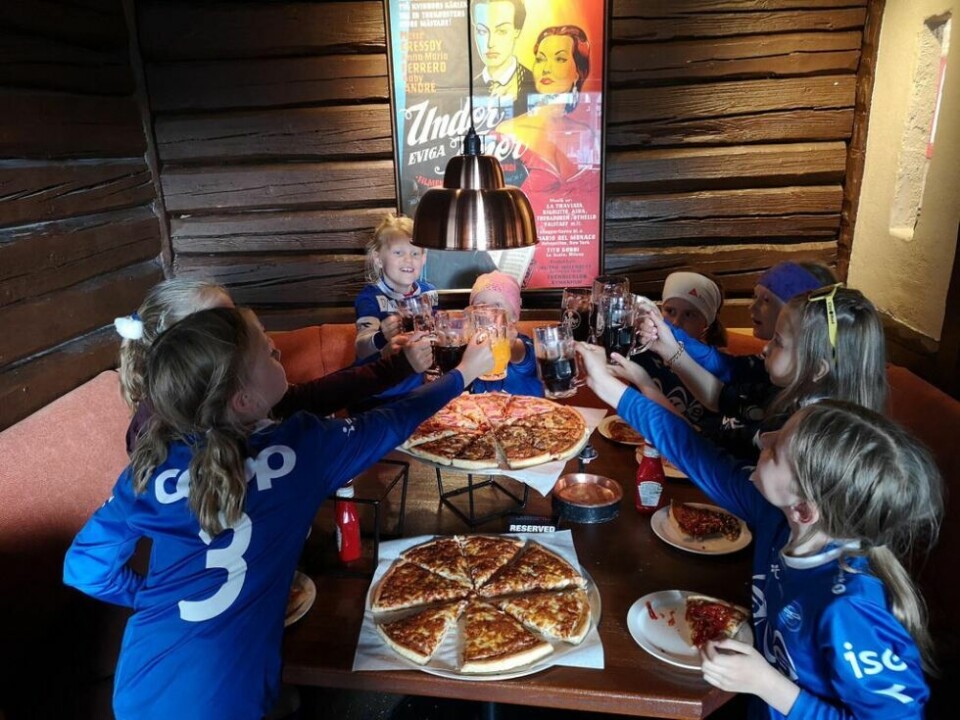 KOS. Vårsesongen ble avslutt med tur til Peppe's pizza, sponset av ISE. KOS. Vårsesongen ble avslutt med tur til Peppe's pizza, sponset av ISE. Foto: Hans-Erik Vasskog
