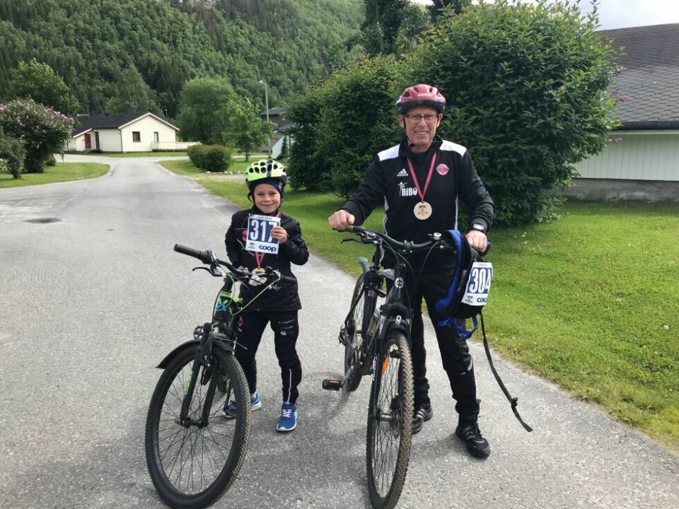 FORNØYDE. Emil og bestefar Finn-Obert med medaljene etter å ha syklet Skogvokterrittet. Etterpå feiret de med soft-is! FORNØYDE. Emil og bestefar Finn-Obert med medaljene etter å ha syklet Skogvokterrittet. Etterpå feiret de med soft-is! Foto: Privat