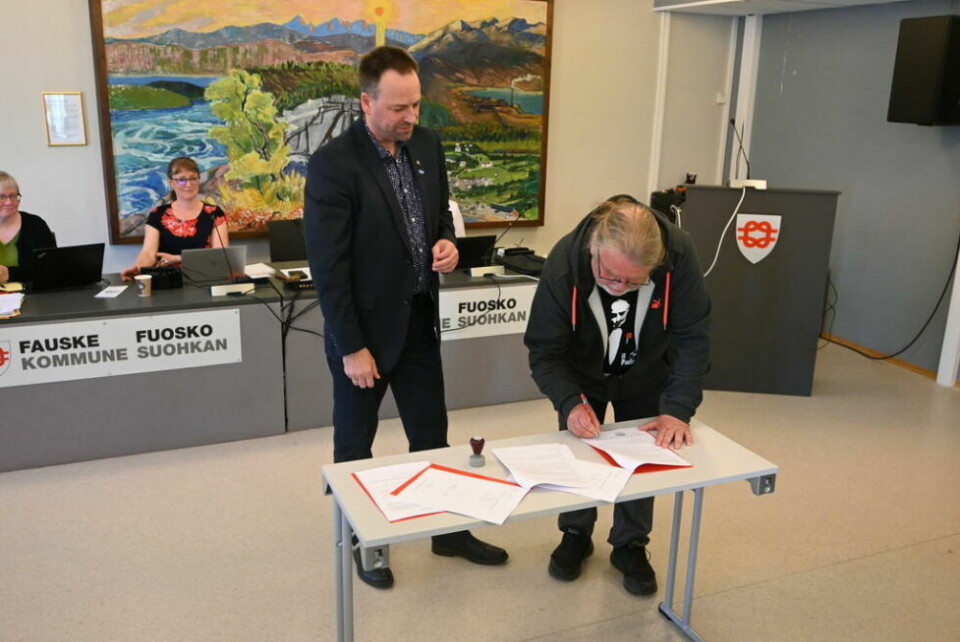 SIGNERT. Ole Orvin satte i siste kommunestyremøte før ferien signaturen på papirene som leder i LHL Fauske. Ronny Borge (H) signerte som ordfører i Marlen Rendall Berg sitt fravær på vegne av kommunen. SIGNERT. Ole Orvin satte i siste kommunestyremøte før ferien signaturen på papirene som leder i LHL Fauske. Ronny Borge (H) signerte som ordfører i Marlen Rendall Berg sitt fravær på vegne av kommunen. Foto: Tor Arne Ødegaard Hanssen