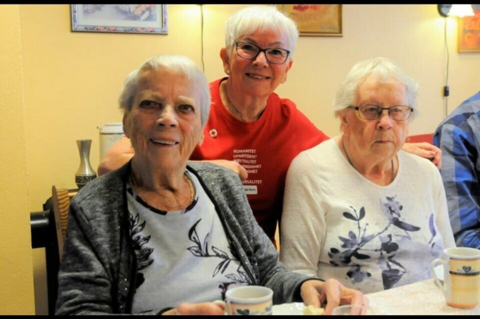 ET KINDEREGG. Frokostprosjektet som Vigdis Steigen (i rød genser) er initiativtaker for blir godt mottatt av beboerne i borettslaget ved Helsetunet, her representert av fra venstre Ingebjørg Lind (94) og Rakel Fossmo. Alle foto: Maria EdvardsenUNIKT. Frokostprosjektet som Fauske Røde Kors Omsorg står for, er visstnok det eneste i sitt slag.BRA INNSATS. Girmay Tsegezab og Kbrom Tesfay er hentet inn fra Karrieresenteret for å bistå Røde Kors i prosjektet De får skryt for at de kommuniserer bra med de eldre, her sammen med Bjørnar Kristensen.TRIVES. Egil Sandbæk og Aud Judit Øren syns begge det er trivelig å få servert gratis frokost tre dager i uka. ET KINDEREGG. Frokostprosjektet som Vigdis Steigen (i rød genser) er initiativtaker for blir godt mottatt av beboerne i borettslaget ved Helsetunet, her representert av fra venstre Ingebjørg Lind (94) og Rakel Fossmo. Alle foto: Maria Edvardsen