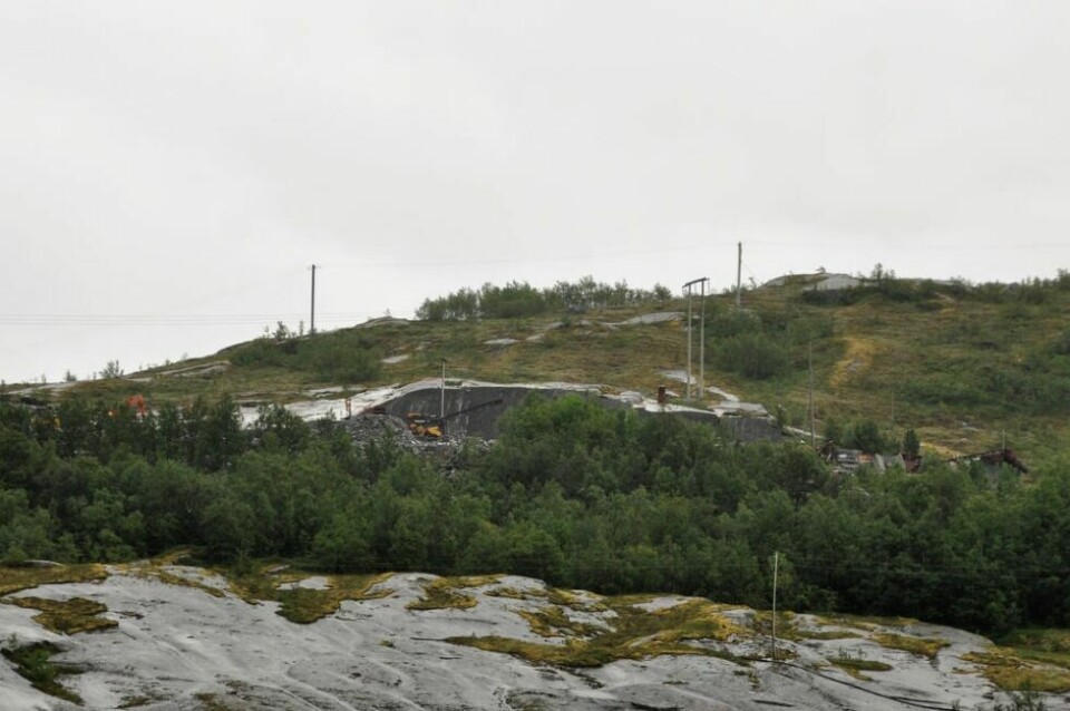 STEINBRUDD. Produksjonsbedriften Evjen Granitt AS på Evjen. Herfra er det levert stein til uteareal ved Bodø Domkirke, rundkjøringen på Tverlandet, Nygaardsparken i Bergen og Sjøfronten i Mo i Rana. STEINBRUDD. Produksjonsbedriften Evjen Granitt AS på Evjen. Herfra er det levert stein til uteareal ved Bodø Domkirke, rundkjøringen på Tverlandet, Nygaardsparken i Bergen og Sjøfronten i Mo i Rana. Foto: Lars Olav Handeland
