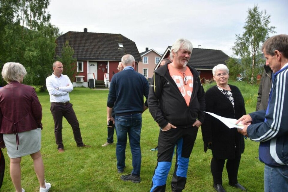 SÅ PÅ TOMTER. Formannskapet var på Saltnes for å befare mulige fire tomer for boligbygging tirsdag. Her står de på en av de mulige tomtene. Ronny Sortland og Anne Britt Sletteng nærmest. SÅ PÅ TOMTER. Formannskapet var på Saltnes for å befare mulige fire tomer for boligbygging tirsdag. Her står de på en av de mulige tomtene. Ronny Sortland og Anne Britt Sletteng nærmest. Foto: Sylvia Bredal