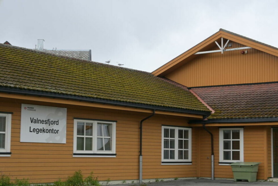 GRØNT PROBLEM. Dette taket i Valnesfjord er ett av mange tak der mosen har tatt overhånd, men andre tak slipper unna. GRØNT PROBLEM. Dette taket i Valnesfjord er ett av mange tak der mosen har tatt overhånd, men andre tak slipper unna. Foto: Stig Bjørnar Karlsen