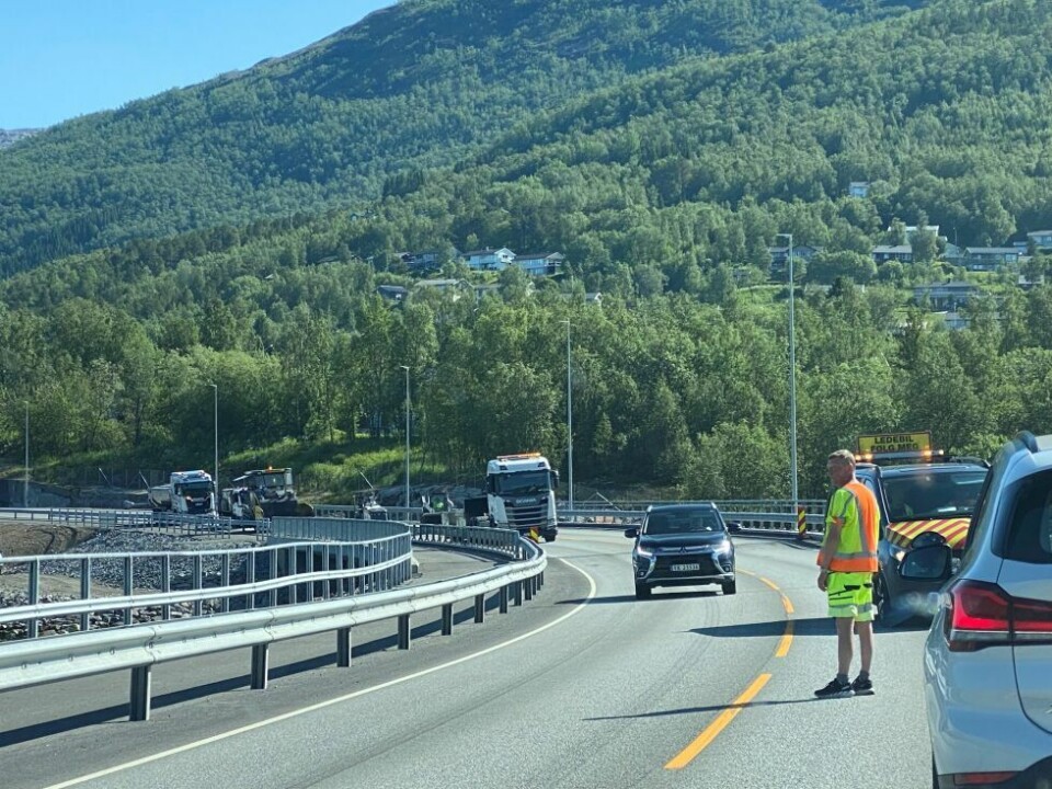 I dag asfalteres det ved Strømmen bru på E6 i Sørfold. I dag asfalteres det ved Strømmen bru på E6 i Sørfold. Foto: Eva S. Winther