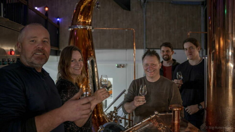 EN VILL IDÉ. Fredag var det en tilstelning på destilleriet der samarbeidspartnere og investeroer var invitert til omvisning. Lørdag er det åpen dag fra 12 til 15 på 67 North Distillery. EN VILL IDÉ. Fredag var det en tilstelning på destilleriet der samarbeidspartnere og investeroer var invitert til omvisning. Lørdag er det åpen dag fra 12 til 15 på 67 North Distillery. Foto: Stig Rune Holien