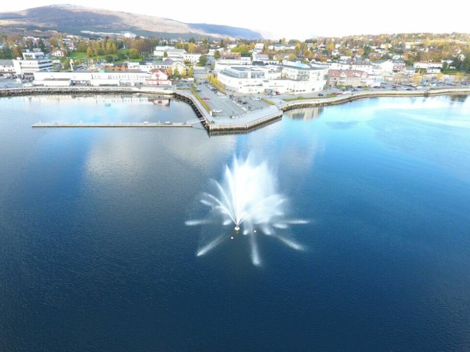 VÅR. Når fontenen i Fauskevika i Skjerstadfjorden er i gang igjen er det vårstemning i byen. VÅR. Når fontenen i Fauskevika i Skjerstadfjorden er i gang igjen er det vårstemning i byen. Foto: Espen Johansen
