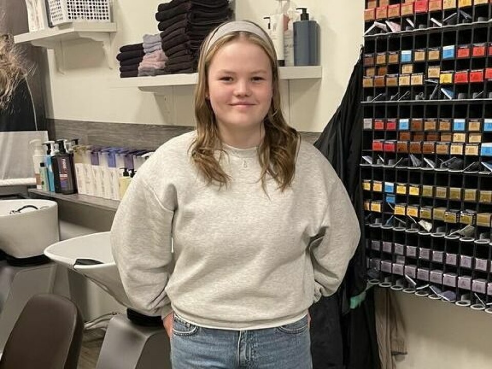 PÅ UTPLASSERING. Elena Svemo (14) går i niende klasse på Vestmyra skole. Denne uken har hun byttet ut klasserommet med Parken frisør. PÅ UTPLASSERING. Elena Svemo (14) går i niende klasse på Vestmyra skole. Denne uken har hun byttet ut klasserommet med Parken frisør. Foto: Nora Winther
