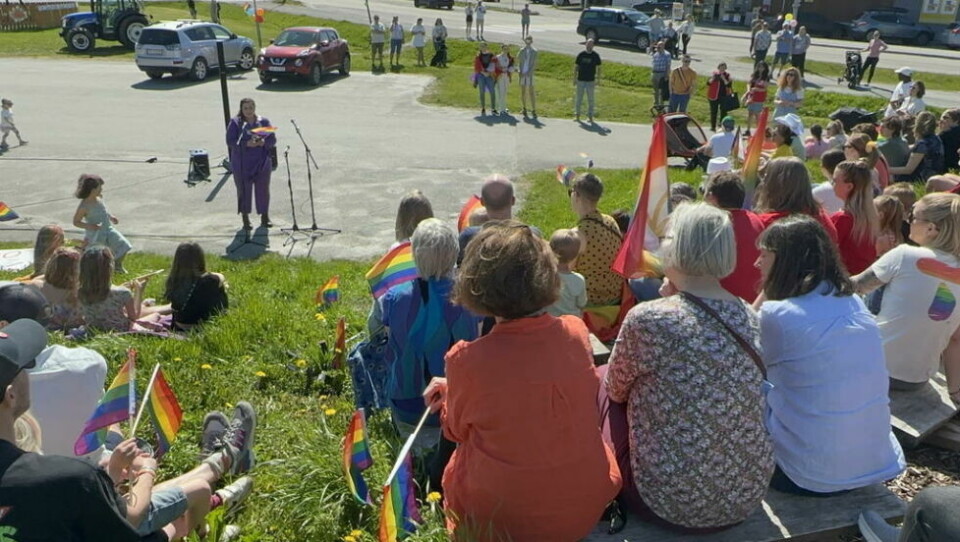 APPELL. - Feiring av Pride er fortsatt viktig. Denne markeringen gjør oss oppmerksom og hjelper oss til hver dag gjennom hele året, å jobbe for retten til å være seg selv, være unik og for å kunne vise kjærlighet til den man elsker, sa ordføreren i sin appell. APPELL. - Feiring av Pride er fortsatt viktig. Denne markeringen gjør oss oppmerksom og hjelper oss til hver dag gjennom hele året, å jobbe for retten til å være seg selv, være unik og for å kunne vise kjærlighet til den man elsker, sa ordføreren i sin appell. Foto: Alle foto: Erica Restoften