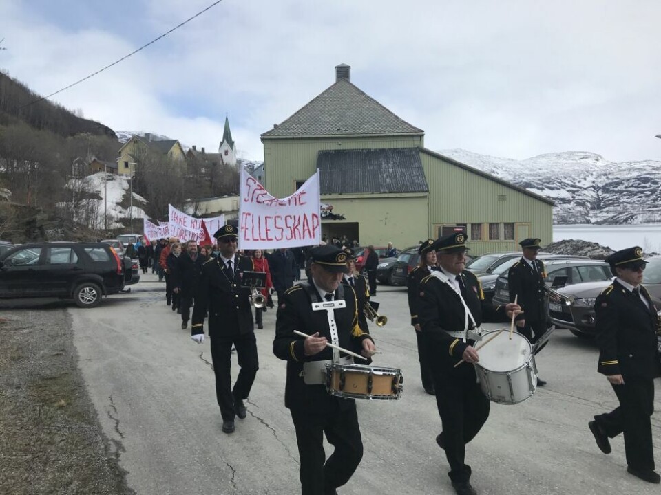 SMK ledet an i 1-mai-toget i Sulis. SMK ledet an i 1-mai-toget i Sulis. Foto: Espen Johansen