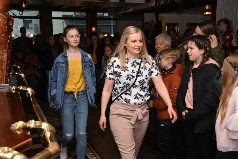 POPULÆRT. Fjorårets moteshow på Kaptein Larsen samlet en god del folk ute på byen. Lokale modeller gjorde en god jobb med å vise fram siste nytt innen klær og trender. POPULÆRT. Fjorårets moteshow på Kaptein Larsen samlet en god del folk ute på byen. Lokale modeller gjorde en god jobb med å vise fram siste nytt innen klær og trender. Foto: Victoria Finstad