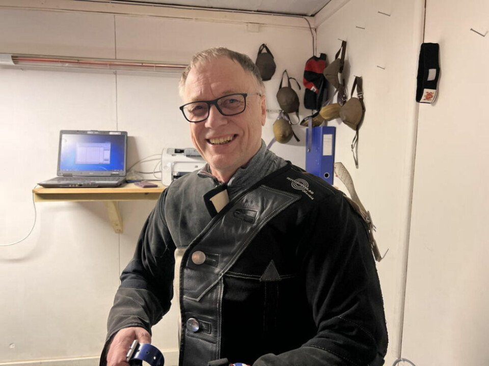 NY HOBBY. Jørgen Gunnestad har skutt litt før, men det er lenge siden. Så da Sulitjelma skytterlaginviterte til skytekurs for voksne slo 67-åringen til. Det har han ikke angret på. NY HOBBY. Jørgen Gunnestad har skutt litt før, men det er lenge siden. Så da Sulitjelma skytterlaginviterte til skytekurs for voksne slo 67-åringen til. Det har han ikke angret på. Foto: Begge foto: Espen Johansen