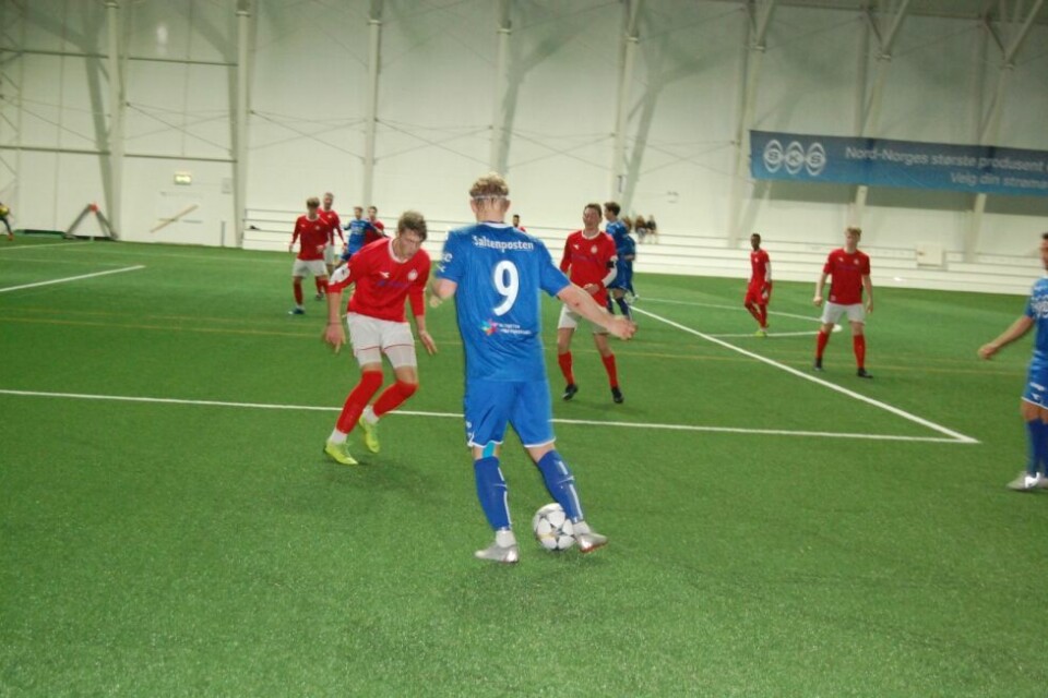MANGE INNLEGG. Eirik Schøning (nr 9) kom ofte fri på kanten, men mål ble det heller dårlig med for Sprint mot Saltdalkameratene. MANGE INNLEGG. Eirik Schøning (nr 9) kom ofte fri på kanten, men mål ble det heller dårlig med for Sprint mot Saltdalkameratene. Foto: Stig Bjørnar Karlsen