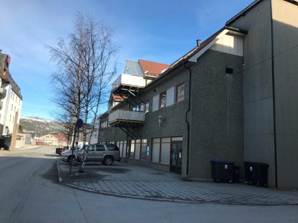 ENDRES. Hele fasaden på Havnegården skal endres når det nå skal bygges ytterligere leiligheter i bygget. Seks leiligheter befinner seg der allerede, men nå skal det bli 22 til. - Jeg ser for meg at byggingen starter allerede til høsten, sier Snorre Pedersen til Avisa Nordland. ENDRES. Hele fasaden på Havnegården skal endres når det nå skal bygges ytterligere leiligheter i bygget. Seks leiligheter befinner seg der allerede, men nå skal det bli 22 til. - Jeg ser for meg at byggingen starter allerede til høsten, sier Snorre Pedersen til Avisa Nordland. Foto: Frida Kalbakk