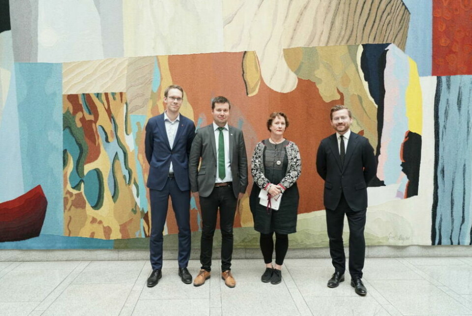 ENIGE. Eigil Knutsen (Ap), Geir Pollestad (Sp), Irene Ojala i Pasientfokus og Sveinung Rotevatn (V) i Vandrehallen etter at partiene sammen med Ap ble enige om lakseskatten. ENIGE. Eigil Knutsen (Ap), Geir Pollestad (Sp), Irene Ojala i Pasientfokus og Sveinung Rotevatn (V) i Vandrehallen etter at partiene sammen med Ap ble enige om lakseskatten. Foto: NTB