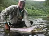 MER UTSETTING. Laksefisker Robert Brodersen setter gjerne ut mer laks i Saltdalselva. Her er det en laks på 11 kilo som får friheten tilbake. Foto: Robert Selfors