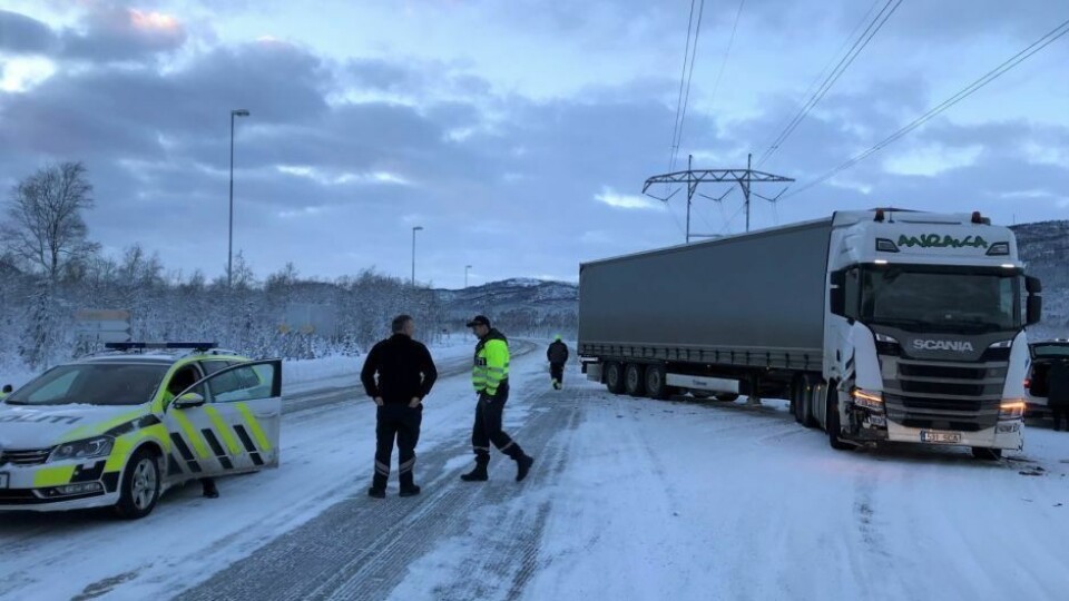 KOLLISJON. Bildet er av et utenlandsk vogntog som kolliderte inn i en personbil i Saltdal tidligere i vinter. Heldigvis gikk det bra denne gangen. KOLLISJON. Bildet er av et utenlandsk vogntog som kolliderte inn i en personbil i Saltdal tidligere i vinter. Heldigvis gikk det bra denne gangen. Foto: Maria E. Trondsen