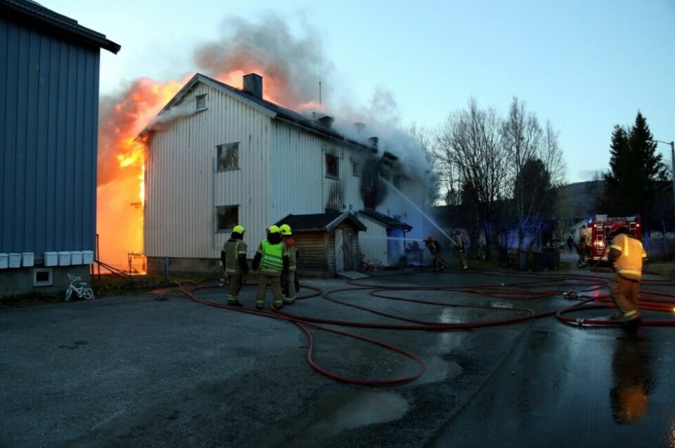 TOTALSKADET. I oktober 2014 brant denne flermannsboligen i Myrveien på Fauske. Arkivfoto: Bjørn L. Olsen TOTALSKADET. I oktober 2014 brant denne flermannsboligen i Myrveien på Fauske. Arkivfoto: Bjørn L. Olsen