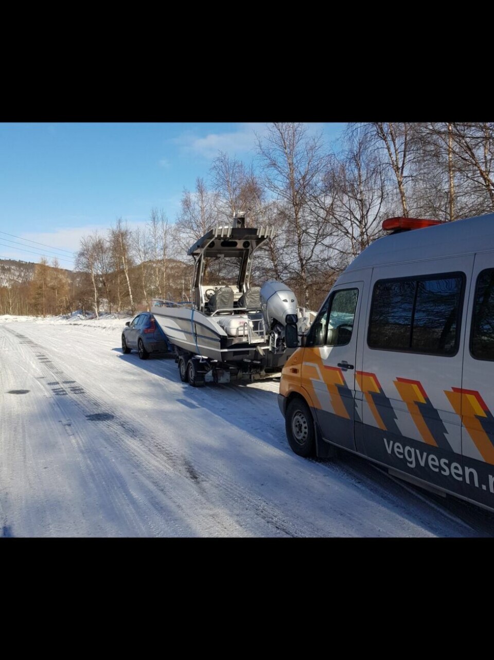 Det ble oppdaget flere mangler da vegvesenet stoppet denne bilen med tilhenger. Det ble oppdaget flere mangler da vegvesenet stoppet denne bilen med tilhenger. Foto: Statens vegvesen