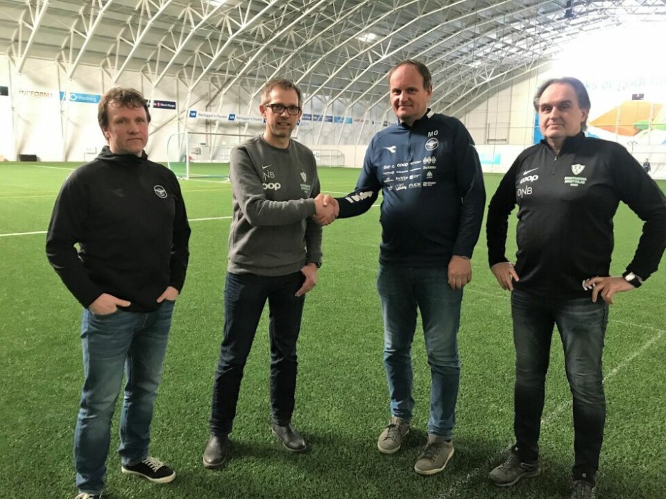 GÅR VIDERE. Ledelsen i Fauske/Sprint kan gå videre etter hendelsen der en spiller fra Innstranda opptrådte usportslig under søndagens fotballkamp. Innstranda-ledelsen møtte opp onsdag i SKS arena for å beklage episoden. Fra venstre daglig leder i Sprint, Tom Erik Lund, daglig leder for Innstranda IL, Trond Vegard Seivåg, lagleder i Sprint Morten Olsen og sportslig leder i Innstranda, Kjell Nilsen. GÅR VIDERE. Ledelsen i Fauske/Sprint kan gå videre etter hendelsen der en spiller fra Innstranda opptrådte usportslig under søndagens fotballkamp. Innstranda-ledelsen møtte opp onsdag i SKS arena for å beklage episoden. Fra venstre daglig leder i Sprint, Tom Erik Lund, daglig leder for Innstranda IL, Trond Vegard Seivåg, lagleder i Sprint Morten Olsen og sportslig leder i Innstranda, Kjell Nilsen. Foto: Maria E. Trondsen