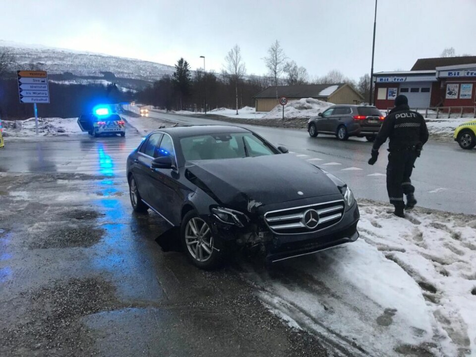 UTFOR VEIEN. Her stoppet ferden etter at bilen skjenet ut i grøfta på andre siden av krysset. UTFOR VEIEN. Her stoppet ferden etter at bilen skjenet ut i grøfta på andre siden av krysset. Foto: Frank Øvrewall