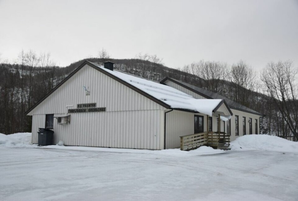 KORT VEI. Her i Tørfjorden grendehus kan det bli midlertidig barnehagedrift dersom kommunestyret i Sørfold er enige i driftsutvalgets vedtak. Et av hovedargumentene er kort vei til Straumen. KORT VEI. Her i Tørfjorden grendehus kan det bli midlertidig barnehagedrift dersom kommunestyret i Sørfold er enige i driftsutvalgets vedtak. Et av hovedargumentene er kort vei til Straumen. Foto: Eva S. Winther