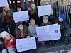 GIKK TIL STREIK. 60 av elevene ved Straumen skole skulket en skoletime for å vise de som styrer hva de mener om deres holdning i miljøsaken. Foto: Maria E. Trondsen