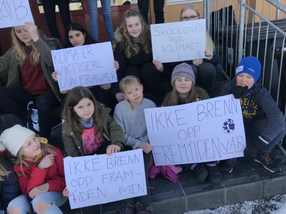 GIKK TIL STREIK. 60 av elevene ved Straumen skole skulket en skoletime for å vise de som styrer hva de mener om deres holdning i miljøsaken. GIKK TIL STREIK. 60 av elevene ved Straumen skole skulket en skoletime for å vise de som styrer hva de mener om deres holdning i miljøsaken. Foto: Maria E. Trondsen