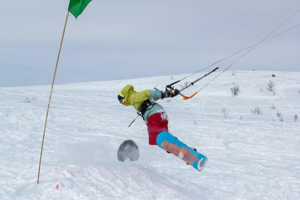 Aslak Linde trikser med kiten i freestyle-konkurransen under Norgesmesterskap på Røros sist helg. Aslak Linde trikser med kiten i freestyle-konkurransen under Norgesmesterskap på Røros sist helg. Foto: xxx