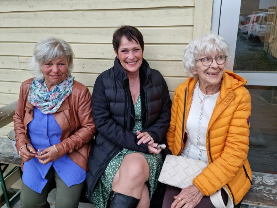 STORKOSTE SEG. Det var første gang for noen av damene på Ankerske scene, men slett ikke den siste. Fra venstre: Rita Kristensen, Yvonne Kristensen og Mariann Jørgensen STORKOSTE SEG. Det var første gang for noen av damene på Ankerske scene, men slett ikke den siste. Fra venstre: Rita Kristensen, Yvonne Kristensen og Mariann Jørgensen Foto: Tove Olsen