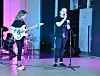 FIN DUO. 14-åringene Silje Esaiassen på gitar og Hermine Horndal på vokal framførte sangen «Berlin» på Fauske UKM som denne gangen foregikk på scenen på Vestmyra skole på dagtid mandag. Alle foto: Sylvia Bredal