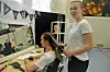 RIK PÅ IDEER. Celina Kristensen går i 9. klasse på Rognan ungdomsskole. I år er det hennes klasse sin tur til å arrangere den årlige Turbomessa, der elevene skal starte opp egne bedrifter. Celina valgte å starte opp salongen 'Hår for deg', der hun fletter, krøller og sletter ut håret til kundene. Foto: Maria E. Trondsen