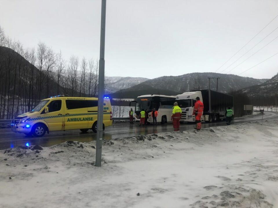 GLATT. En brannbil forsøker å trekke vogntoget vekk fra bussen, det funker foreløpig dårlig, rapporterer Saltenpostens journalist på stedet. - Jeg har aldri opplevd at en riksvei er så glatt, du kan ikke stå på veien uten å gli, sier Helge Simonsen på stedet. GLATT. En brannbil forsøker å trekke vogntoget vekk fra bussen, det funker foreløpig dårlig, rapporterer Saltenpostens journalist på stedet. - Jeg har aldri opplevd at en riksvei er så glatt, du kan ikke stå på veien uten å gli, sier Helge Simonsen på stedet. Foto: Helge Simonsen