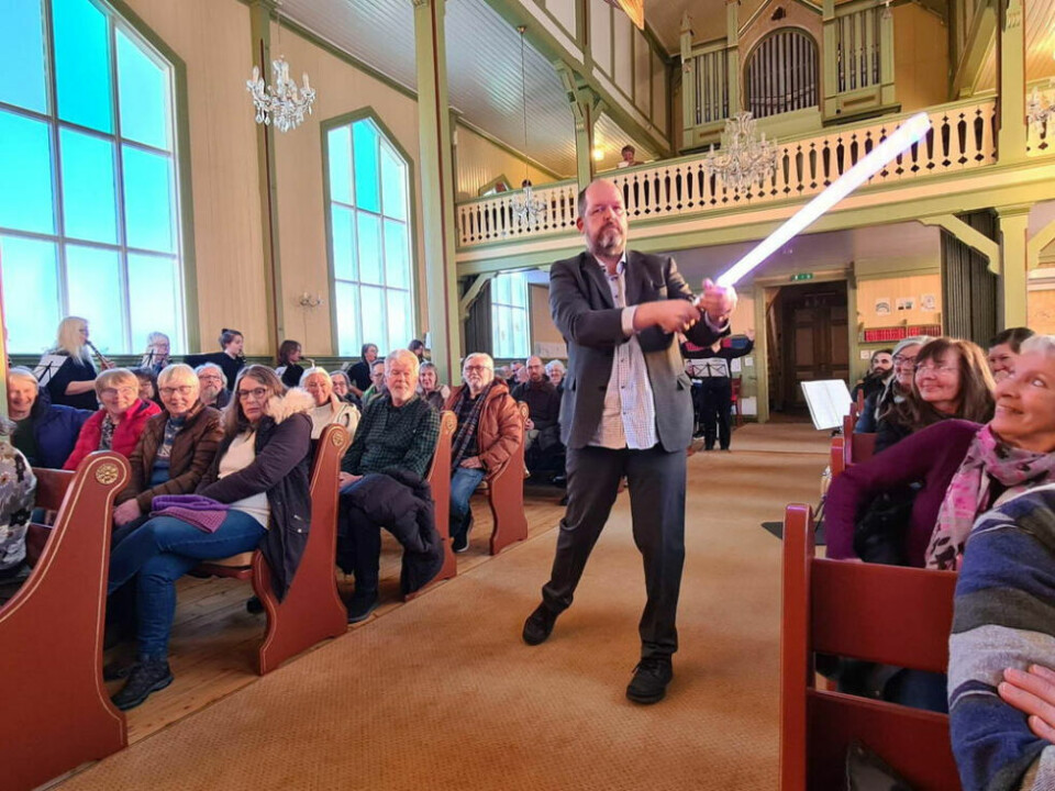 SVINGTE. Sogneprest i Valnesfjord, Arnt Nordkil, sto for åpningen av konserten med høytidelig lyssabelsvinging og Star Wars’ ”The Force Awakens” som bakgrunnsmusikk. SVINGTE. Sogneprest i Valnesfjord, Arnt Nordkil, sto for åpningen av konserten med høytidelig lyssabelsvinging og Star Wars’ ”The Force Awakens” som bakgrunnsmusikk. Foto: Mette Nordkil