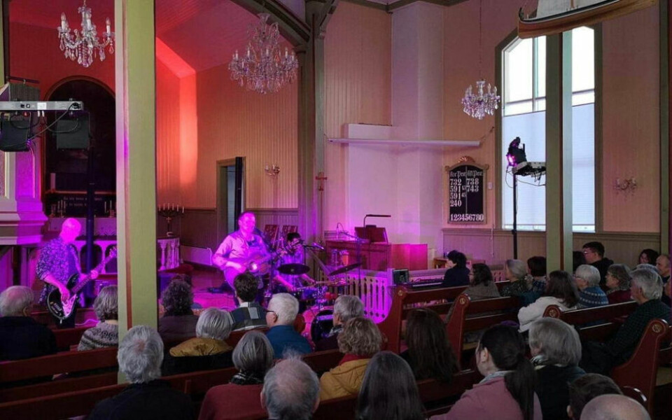 TOPP STEMNING. Pål-Are Bakksjø og hans medmusikere sto for en meget vellykket debut av konsertserien ”Fjøyro” i Valnesfjord kirke. TOPP STEMNING. Pål-Are Bakksjø og hans medmusikere sto for en meget vellykket debut av konsertserien ”Fjøyro” i Valnesfjord kirke. Foto: Mette Nordkil