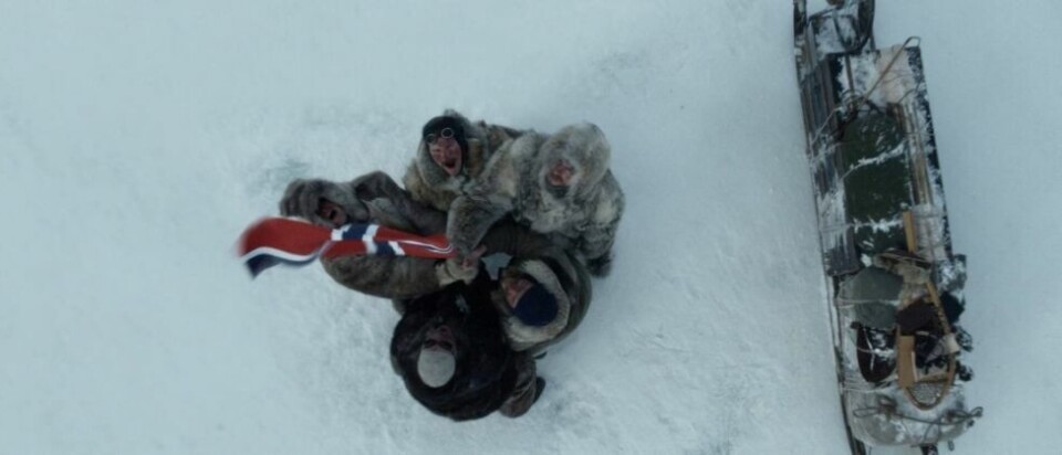 HISTORISK ØYEBLIKK. Det er et godt stykke nasjonal-epos som sendes på kinolerretene 15. februar, da har nemlig filmen «Amundsen» premiere. Med i filmen er foldværingen Mads Sjøgård Pettersen, øverst i bildet. HISTORISK ØYEBLIKK. Det er et godt stykke nasjonal-epos som sendes på kinolerretene 15. februar, da har nemlig filmen «Amundsen» premiere. Med i filmen er foldværingen Mads Sjøgård Pettersen, øverst i bildet. Foto: Filmweb