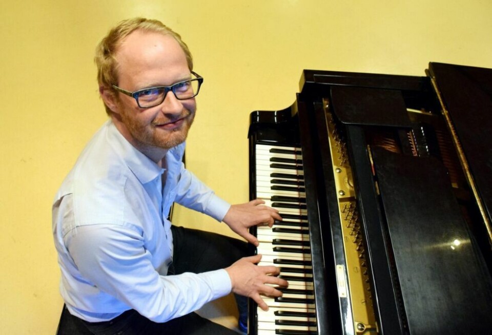 NY PRODUKSJON. Distriktsmusiker Sveinar Aase er med og setter opp «Rhapsody in Blue» i rådhussalen på Straumen den 14. februar. NY PRODUKSJON. Distriktsmusiker Sveinar Aase er med og setter opp «Rhapsody in Blue» i rådhussalen på Straumen den 14. februar. Foto: Frida Kalbakk