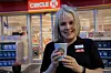 DRIVKRAFT. Det er ikke bare gjennom drivstoff og kaffe at folk får påfyll hos Cirkle K på Fauske, men også gjennom å slå av en god prat med de ansatte og ikke minst daglig leder Tove-Kristin Eliassen. Hun er en energibunt i medvind. Foto: Maria E. Trondsen