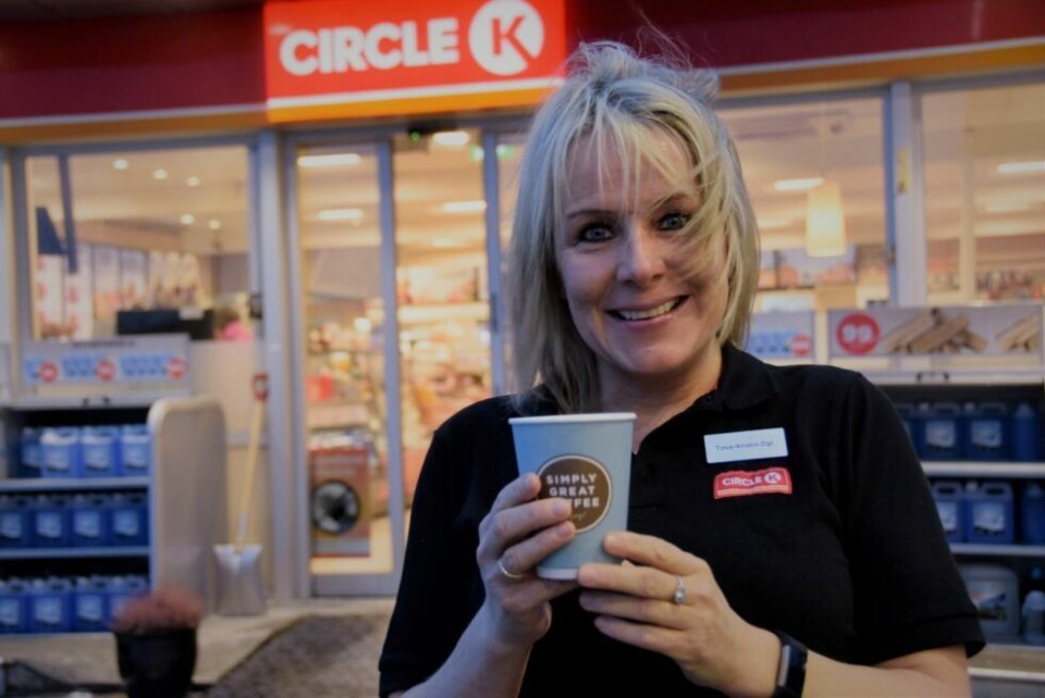 DRIVKRAFT. Det er ikke bare gjennom drivstoff og kaffe at folk får påfyll hos Cirkle K på Fauske, men også gjennom å slå av en god prat med de ansatte og ikke minst daglig leder Tove-Kristin Eliassen. Hun er en energibunt i medvind. DRIVKRAFT. Det er ikke bare gjennom drivstoff og kaffe at folk får påfyll hos Cirkle K på Fauske, men også gjennom å slå av en god prat med de ansatte og ikke minst daglig leder Tove-Kristin Eliassen. Hun er en energibunt i medvind. Foto: Maria E. Trondsen