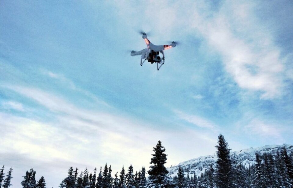Luftfartstilsynet minner om at det ikke er lov å fly drone i mørke, og de vurderer politianmeldelse av folk som prøver å ta dronebilder av nyttårsraketter ved midnatt. Luftfartstilsynet minner om at det ikke er lov å fly drone i mørke, og de vurderer politianmeldelse av folk som prøver å ta dronebilder av nyttårsraketter ved midnatt. Foto: Luftfartstilsynet