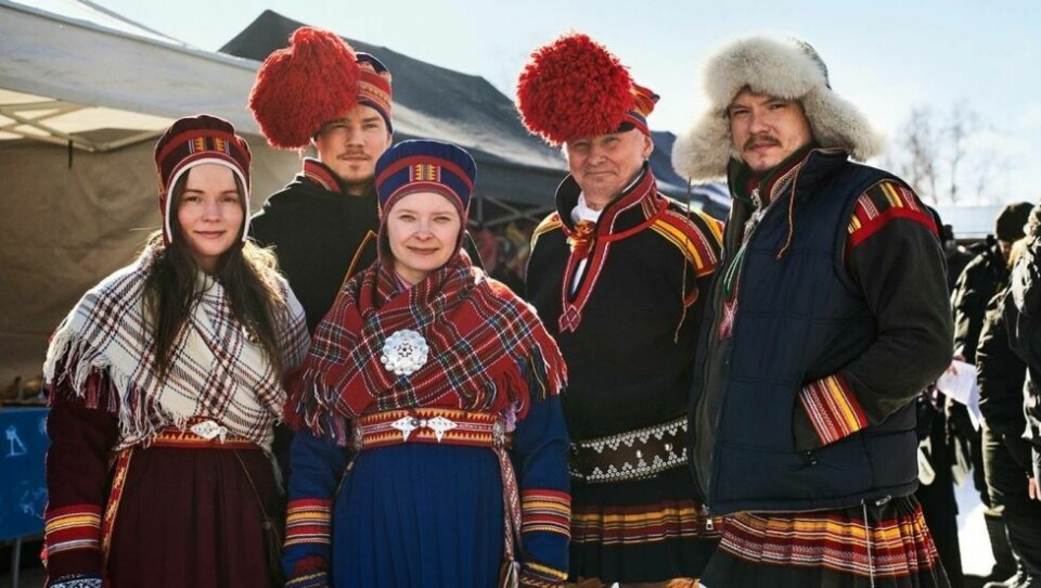 Fra venstre Elin Kristina Oskal, Niilá Omma, Ida Labba Persson, Per-Olof Nutti og Lars-Ánte Wasara. Fra venstre Elin Kristina Oskal, Niilá Omma, Ida Labba Persson, Per-Olof Nutti og Lars-Ánte Wasara. Foto: CARL-JOHAN UTSI OG MARIE LOUISE SOMBY / NETFLIX