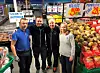 VELLYKKET NATT-STUNT. På Rema 1000 på Rognan jobbet de ansatte hele natta i to døgn for å bli ferdige til jul, og fant ut at de like gjerne kunne ta imot kunder. Fra venstre Ahmed Hamsa, kjøpmann Ivar Klausen, Gjermund Ellingsen og Åshild Karlsen. Arkivfoto: Helge Simonsen