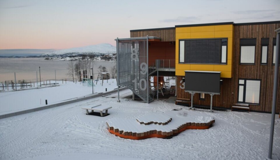 FORSINKET. Valnesfjord skole ble sterkt forsinket, og nå går Fauske kommune til sak mot fire av selskapene som prosjekterte skolebygget. FORSINKET. Valnesfjord skole ble sterkt forsinket, og nå går Fauske kommune til sak mot fire av selskapene som prosjekterte skolebygget. Foto: Tarjei Abelsen