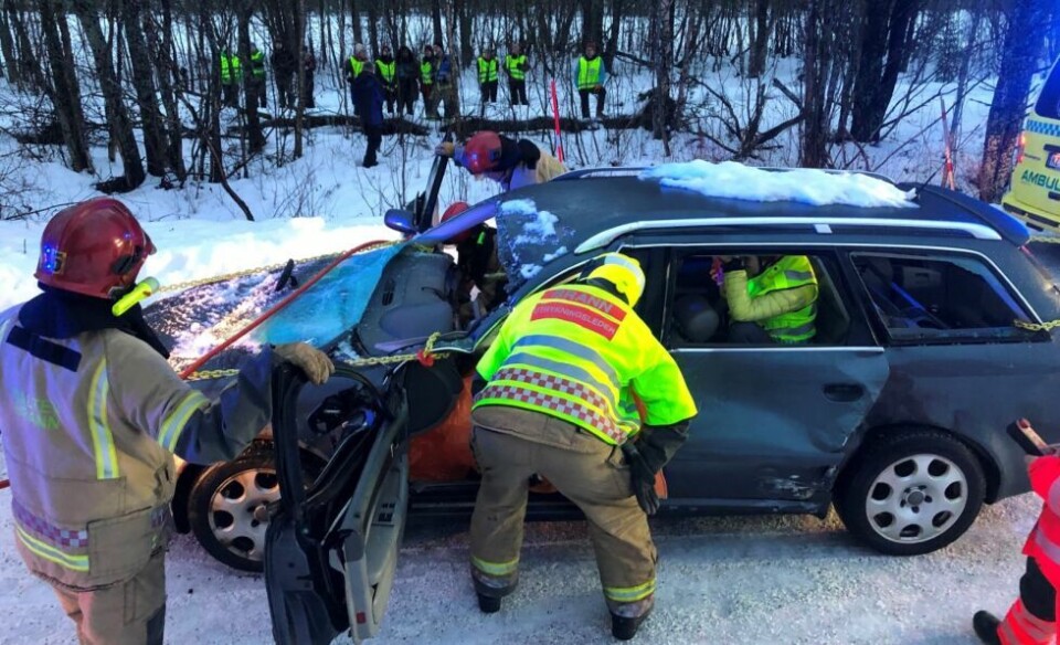 KLIPPES OPP. Salten brann gjorde kort prosess med bilen, og med den hydrauliske klippesaksa, ble bilen åpnet i løpet av få minutter. Det er viktig for alle partene å få øvd på å bruke det utstyret de har tilgjengelig og som kan redde liv. Alle foto: Helge SimonsenLEGE PÅ PLASS. En hardt skadd markør får hjelp av lege og ambulansepersonell på øvelsen.FORNØYD. Kommuneoverlege Kjell-Gunnar Skodvin var en godt fornøyd mann etter at øvelsen var gjennomført. - Vi fikk testet mye av samarbeidet vi er avhengige av å ha ute, og det var oså veldig nyttig for legestudentene som var med, forteller han til Saltenposten. KLIPPES OPP. Salten brann gjorde kort prosess med bilen, og med den hydrauliske klippesaksa, ble bilen åpnet i løpet av få minutter. Det er viktig for alle partene å få øvd på å bruke det utstyret de har tilgjengelig og som kan redde liv. Alle foto: Helge Simonsen