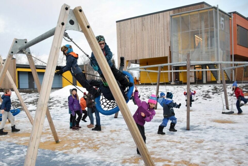 FULL SVING. Barnetrinnet på Valnesfjord skole er i full sving ute i den nye skolegården. Her er det ulike lekeapparater som innbyr til fri utfoldelse for liten og stor. Alle foto: Frida KalbakkFIN SKOLE. Jentene er fornøyd med klasserommet og den nye tavla. Fra venstre Tomine Irene Olsen, Guro Pavall og Ylva Veimo (alle 8 år).FRISKE FARGER. Interiøret på skolen har nøytrale farger, men innimellom er det noen fargeklatter, slik som stolene i klasserommene.NY VERDEN. Også lærerne er fornøyd med den nye arbeidsplassen. - Det er som en helt ny verden dette, sier Iselin Jackobsen (nummer to fra venstre). Her sammen med Lisbeth Furnes (t.v.), Lisbeth Haukland og Merete Hasselbergsen (t.h.).FORNØYD. Inspektør Irene Hansen ved Valnesfjord skole er glad for å være på plass i de nye skolelokalene.LUFTIG. Den nye skolen er luftig, fargerik og har små detaljer som blant annet fuglene på vinduet. Det er de samme fargenyansene som går igjen på hele skolen.AMFI. I amfiet er det god plass for skoleforestillinger. Om man åpner veggen nede ved gulvet kommer man rett inn i et topp moderne musikkrom, som også kan utvide scenen.DETALJER. Rundt omkring er det små detaljer, som vitner om at vi befinner oss i Valnesfjord. Blant annet er silhuett av Kistrandfjellene på alle dørene.IKKE KLAR. Flerbrukshallen er ikke riktig helt ferdig, men skal ifølge Irene Hansen være ferdig i uke to, altså neste uke. FULL SVING. Barnetrinnet på Valnesfjord skole er i full sving ute i den nye skolegården. Her er det ulike lekeapparater som innbyr til fri utfoldelse for liten og stor. Alle foto: Frida Kalbakk